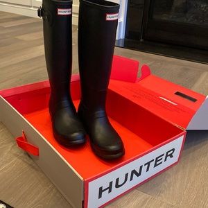 Excellent condition tall Hunter black boots size 9